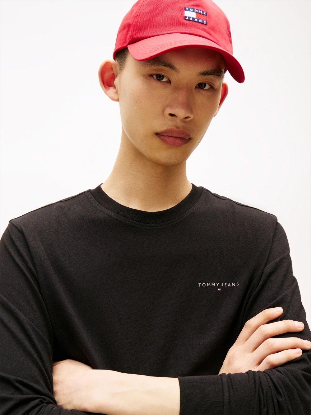 detail Tommy Jeans pánske čierne tričko s dlhým rukávom