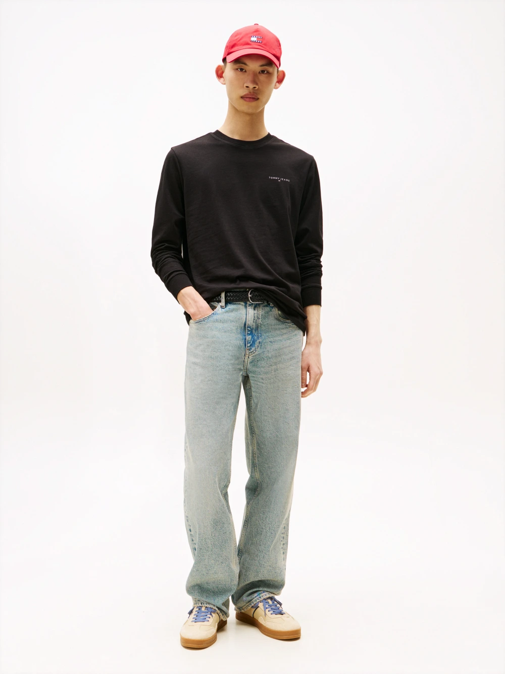 detail Tommy Jeans pánske čierne tričko s dlhým rukávom