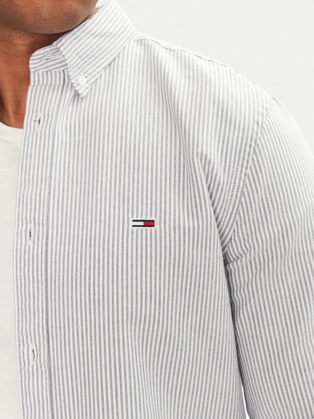 detail Tommy Jeans pánska pruhovaná košeľa