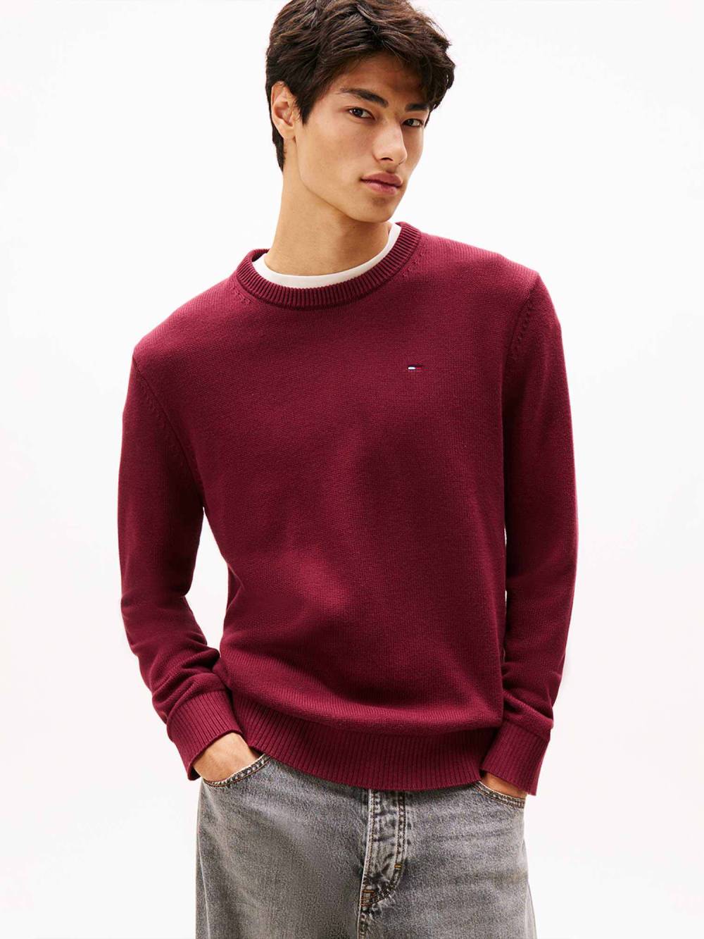 detail Tommy Jeans pánsky bordo sveter