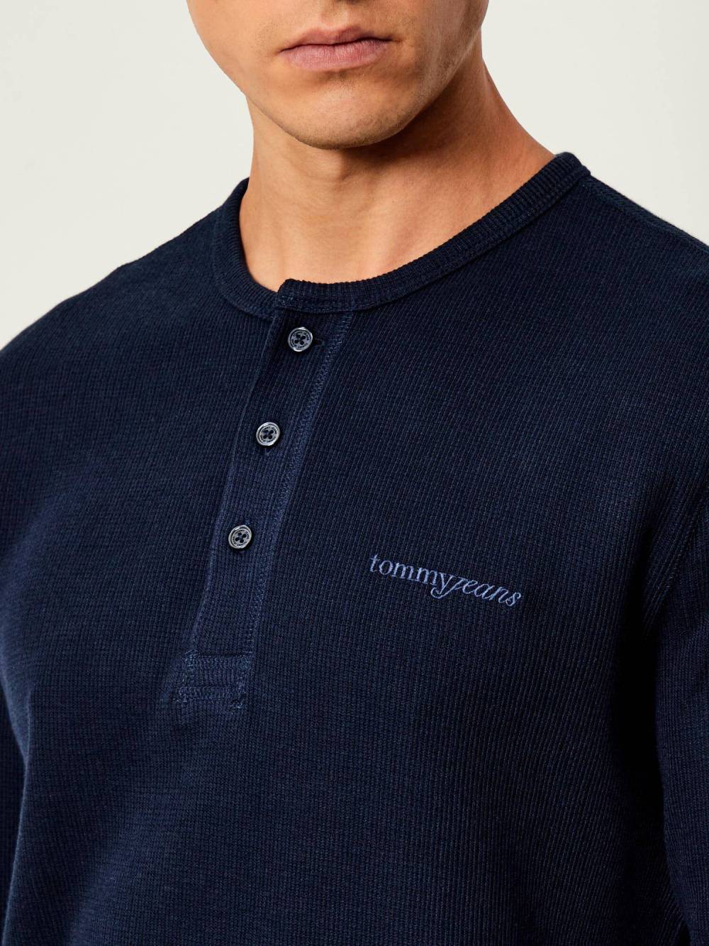 detail TJM SLIM WAFFLE SCRIPT HENLEY