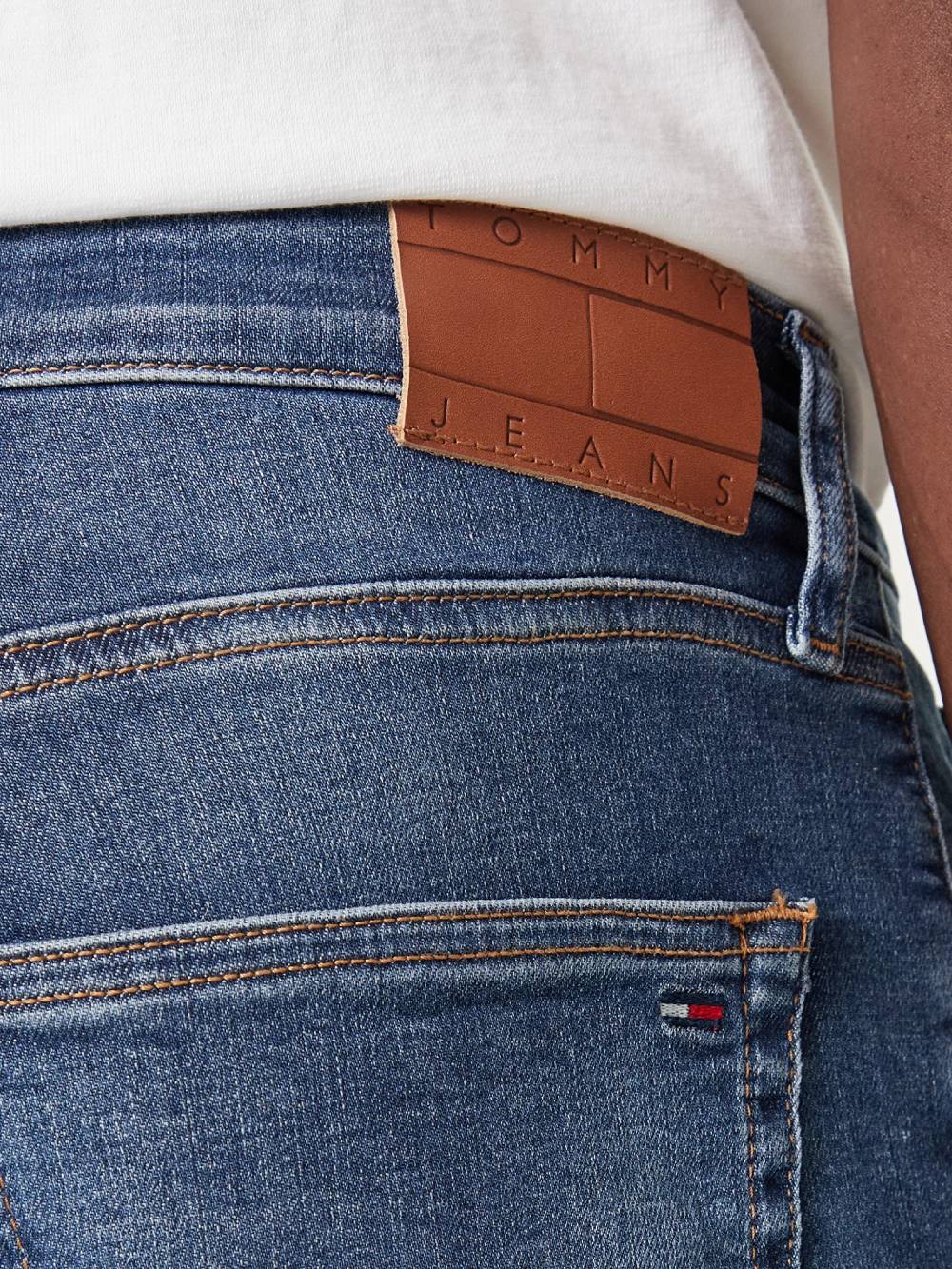 detail Tommy Jeans pánske modré džínsy