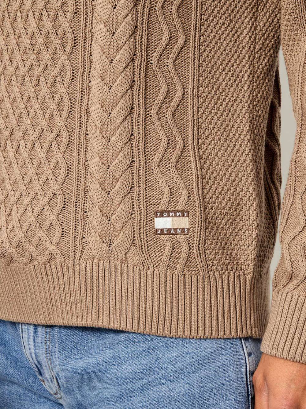 detail TJM SLM BADGE CABLE KNIŤ SWEATER