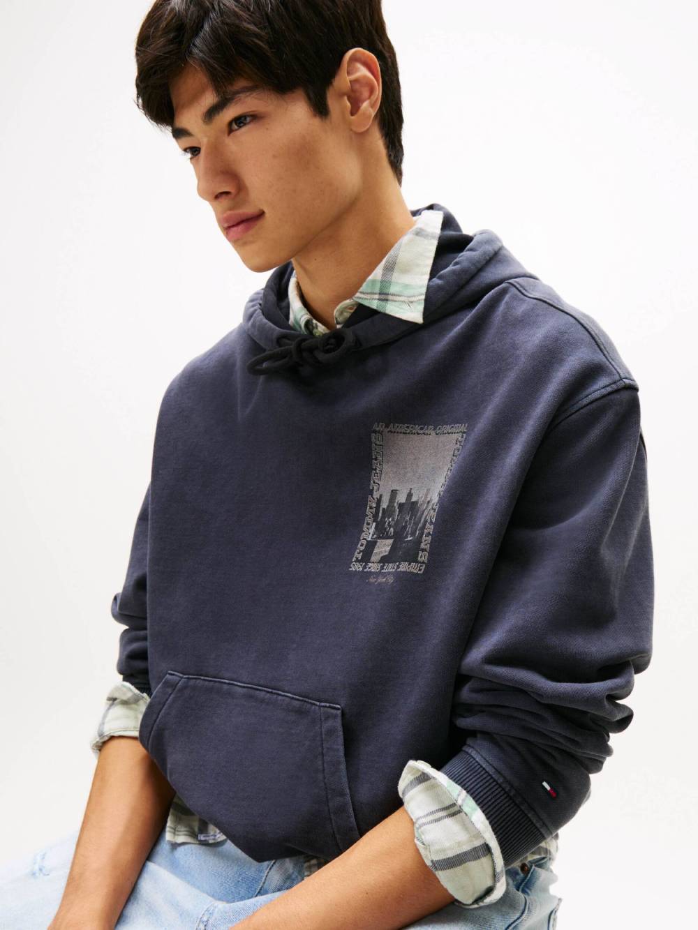 detail Tommy Jeans pánska čierna mikina