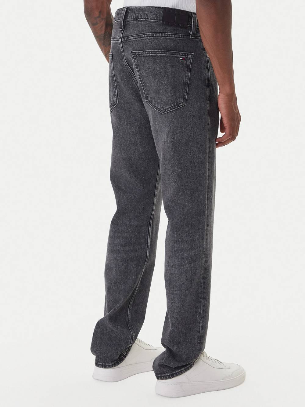 detail Tommy Jeans pánske čierne džínsy