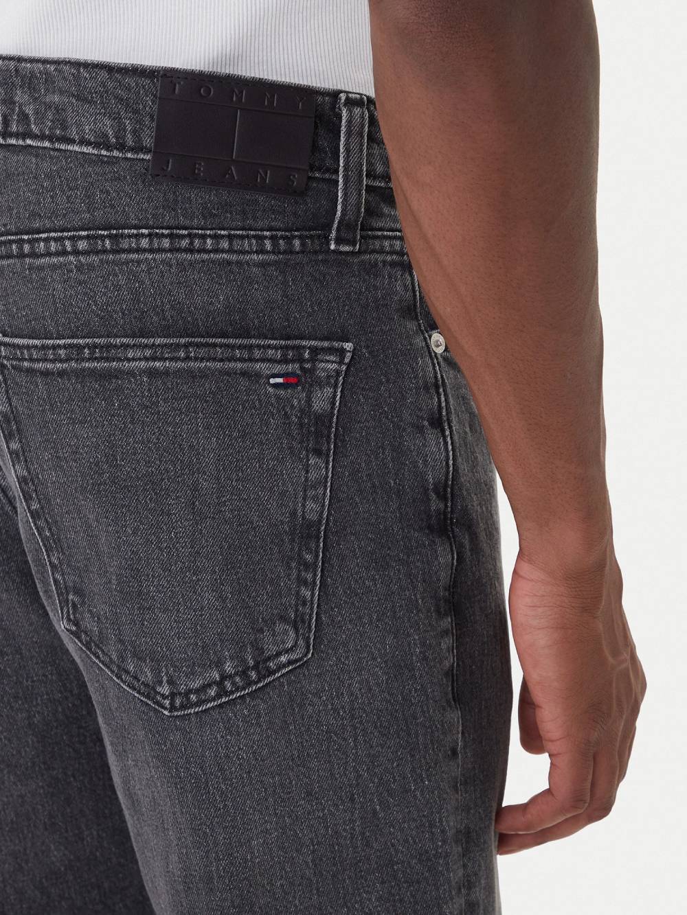 detail Tommy Jeans pánske čierne džínsy