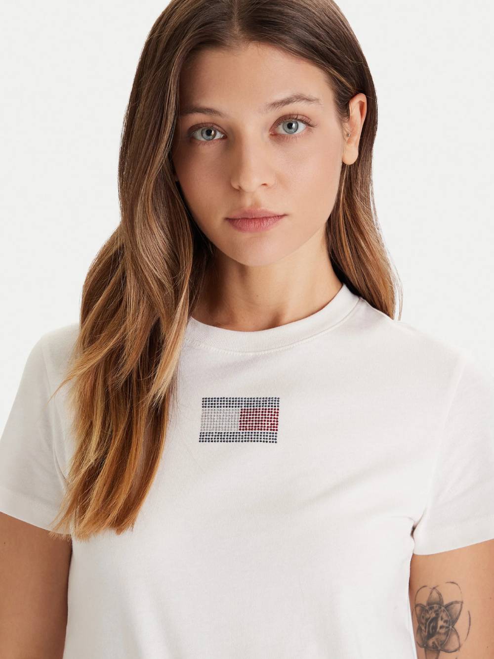 detail Tommy Jeans dámske krémové tričko