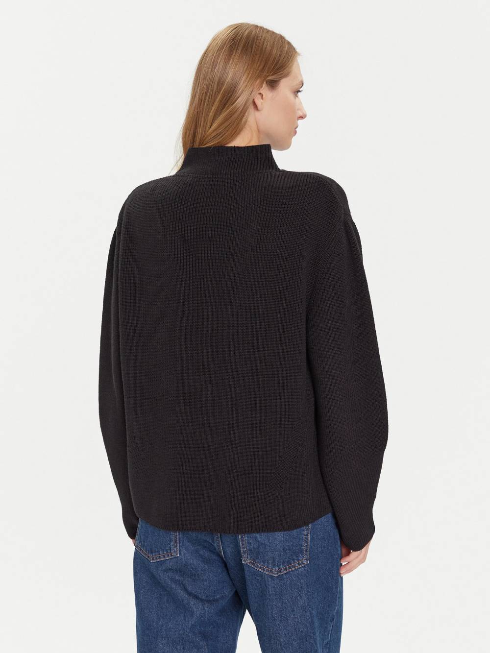 detail TJW MOCKNECK BADGE SWEATER
