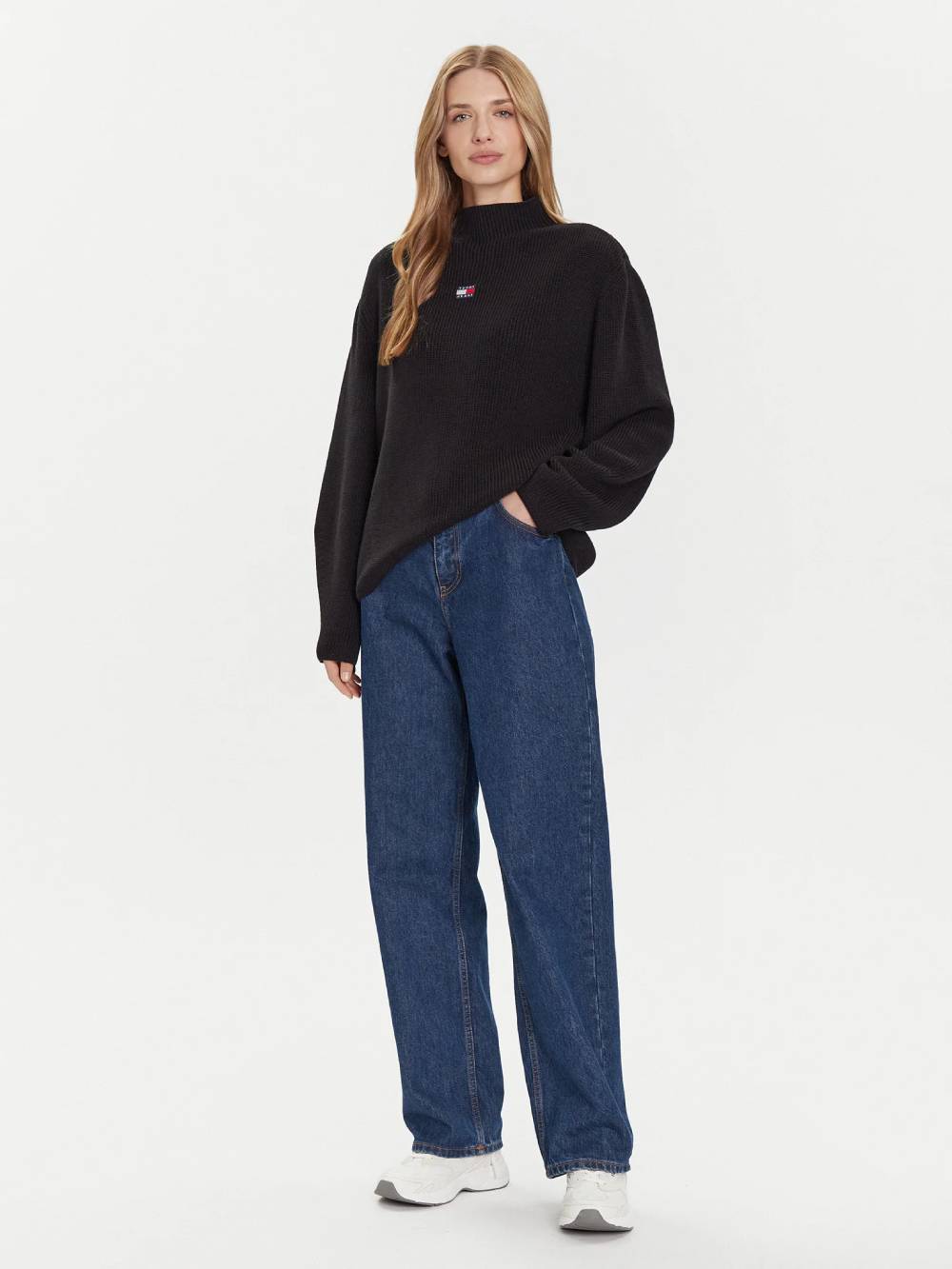 detail TJW MOCKNECK BADGE SWEATER