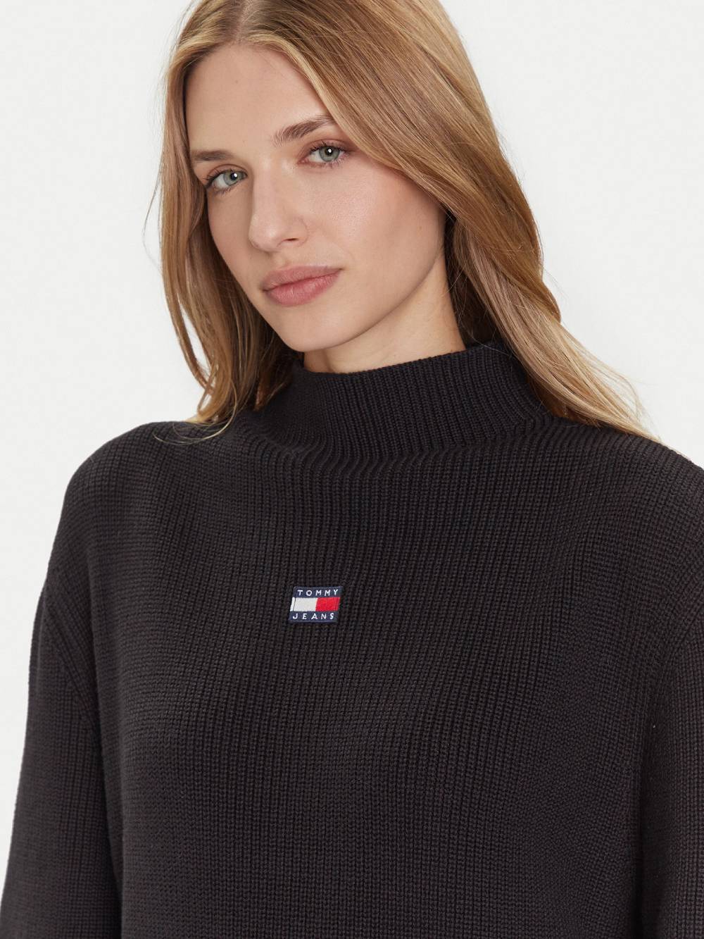 detail TJW MOCKNECK BADGE SWEATER