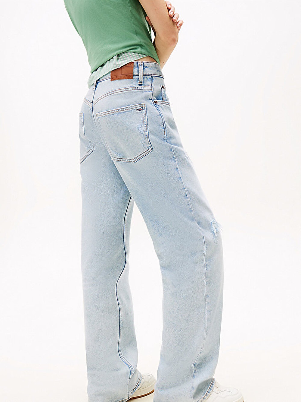 detail Tommy Jeans dámske svetlo modré džínsy