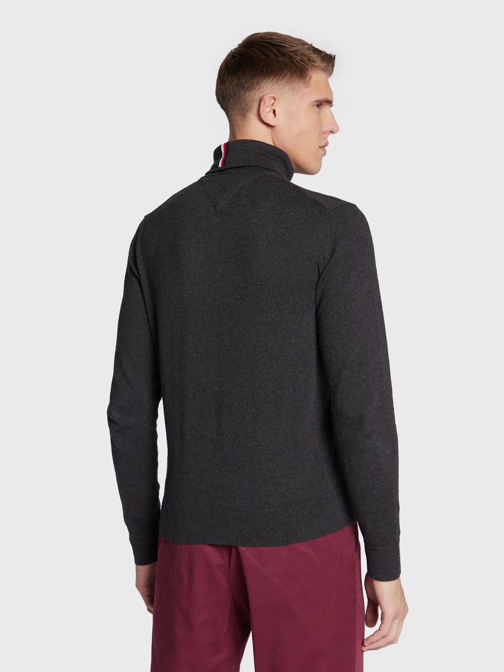 detail Tommy Hilfiger pánsky šedý rolák