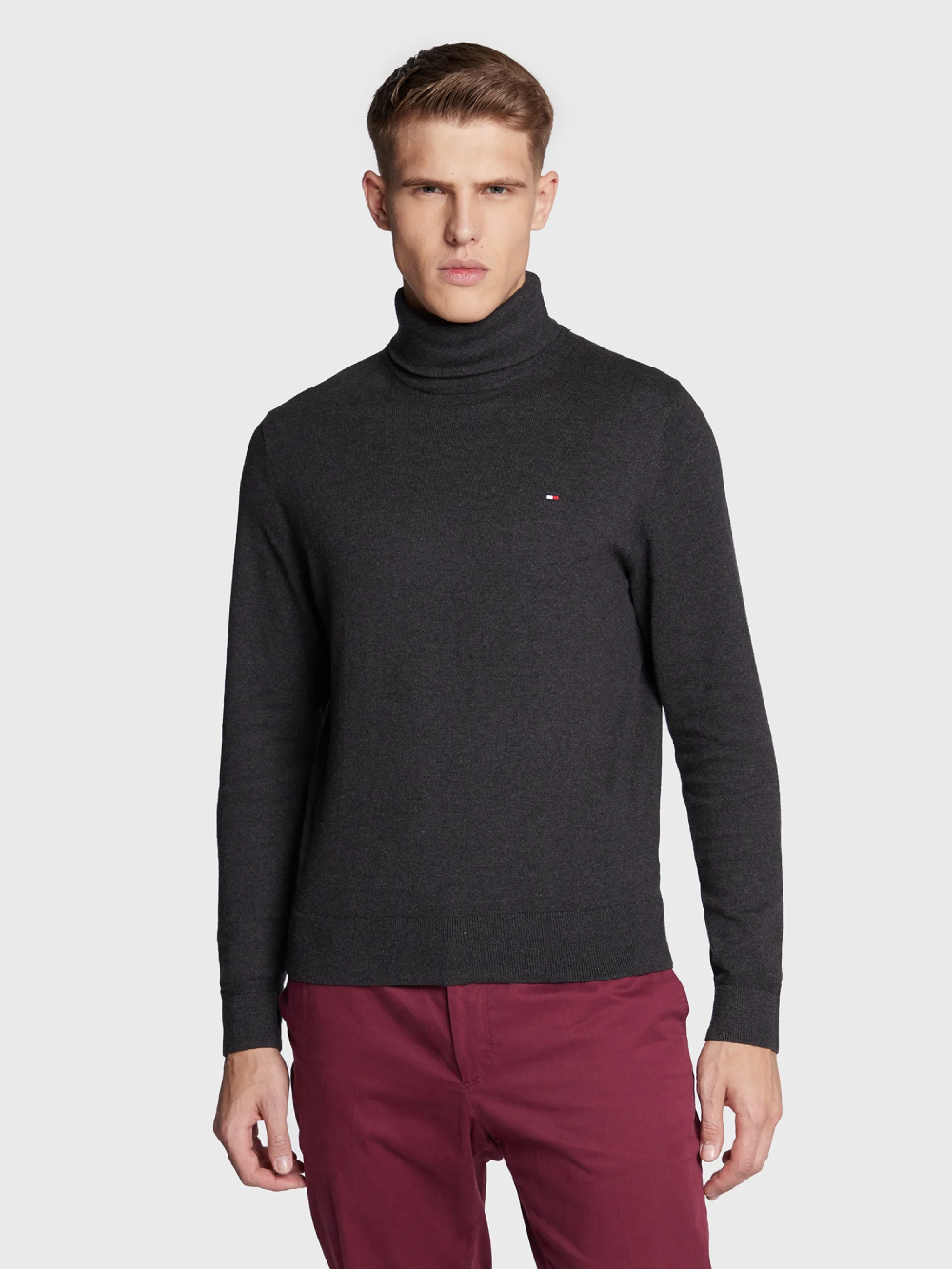 detail Tommy Hilfiger pánsky šedý rolák