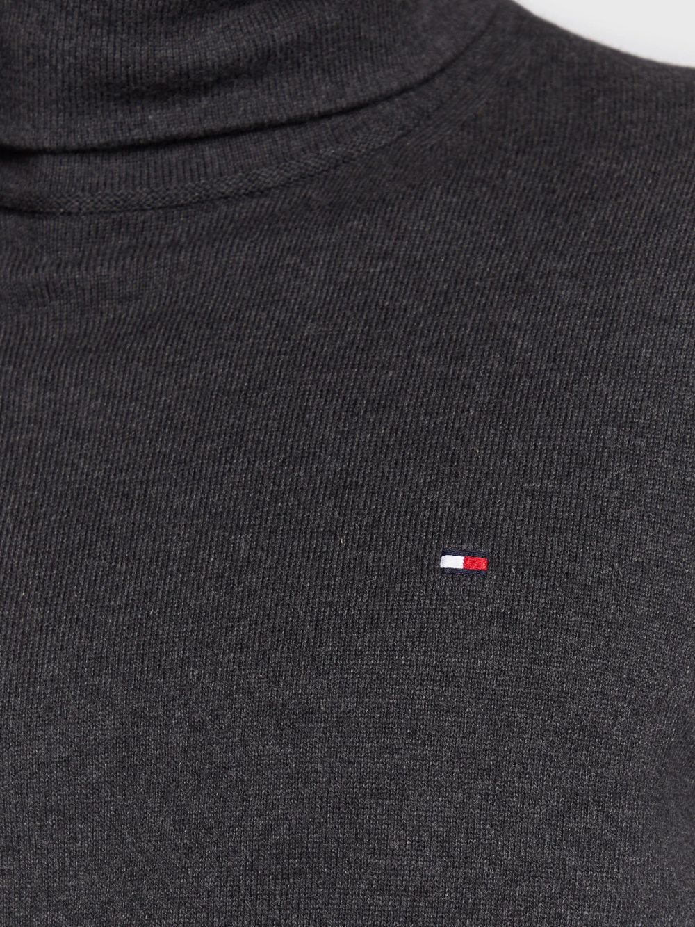 detail Tommy Hilfiger pánsky šedý rolák