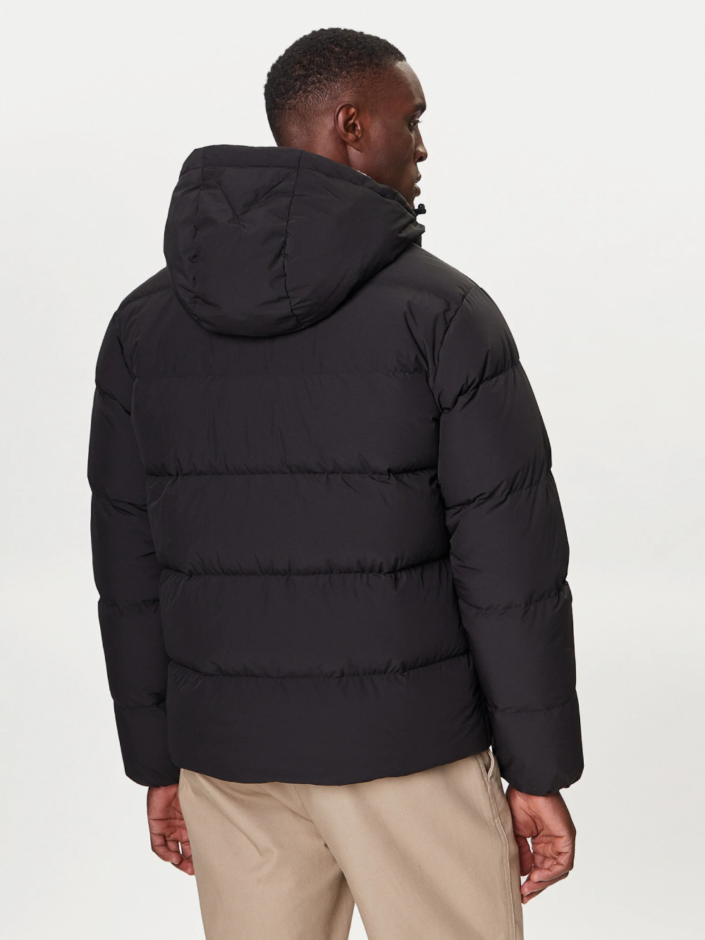 detail Tommy Hilfiger pánska čierna bunda
