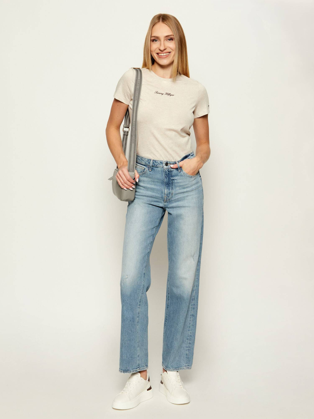detail Tommy Hilfiger dámske krémové tričko
