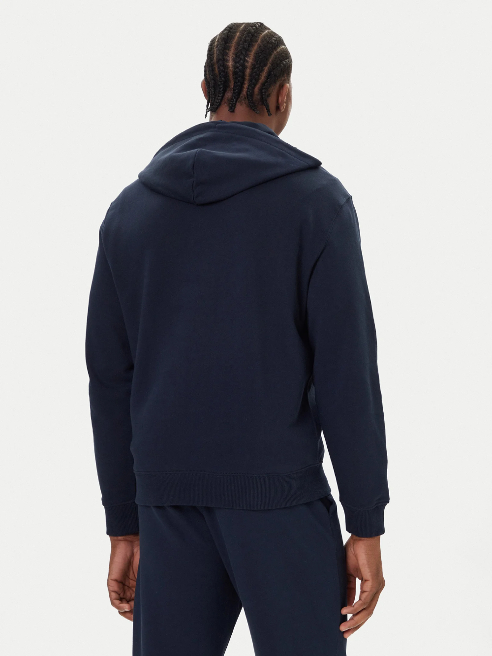detail Calvin Klein pánska modrá mikina