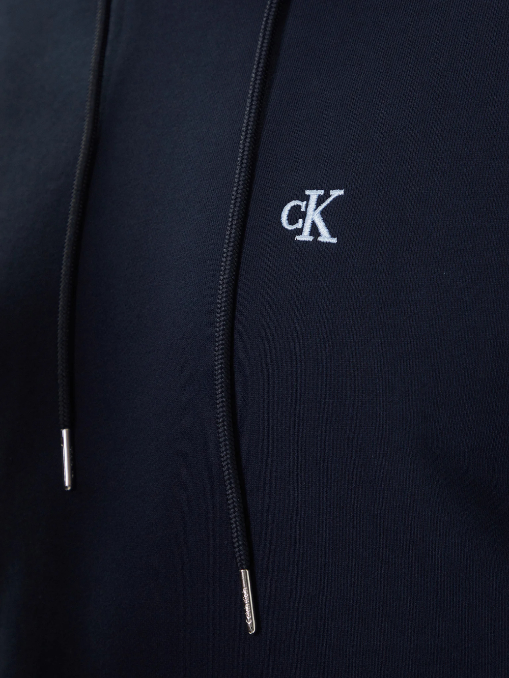 detail Calvin Klein pánska modrá mikina