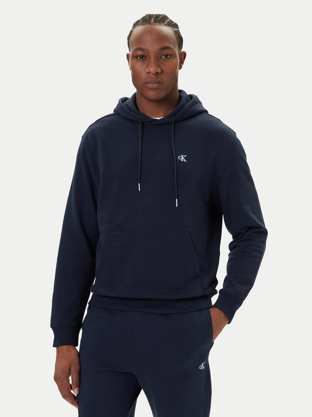 detail Calvin Klein pánska modrá mikina