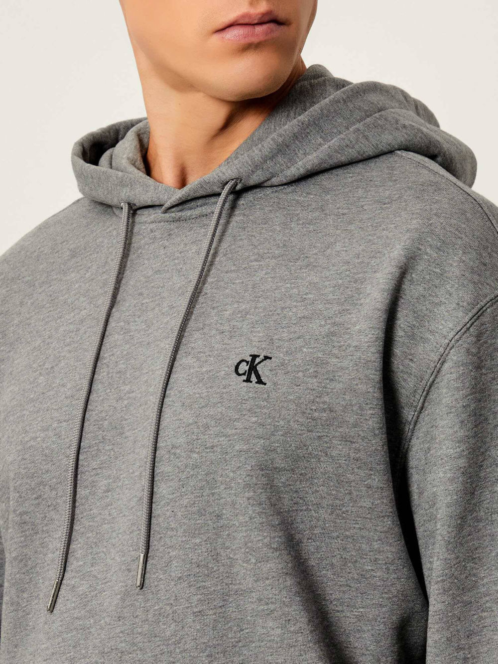detail Calvin Klein pánska šedá mikina