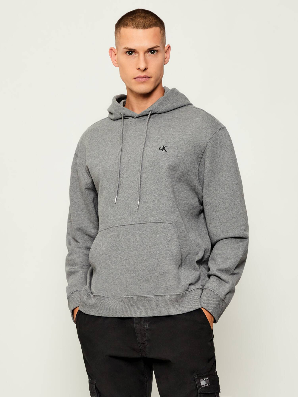 detail Calvin Klein pánska šedá mikina