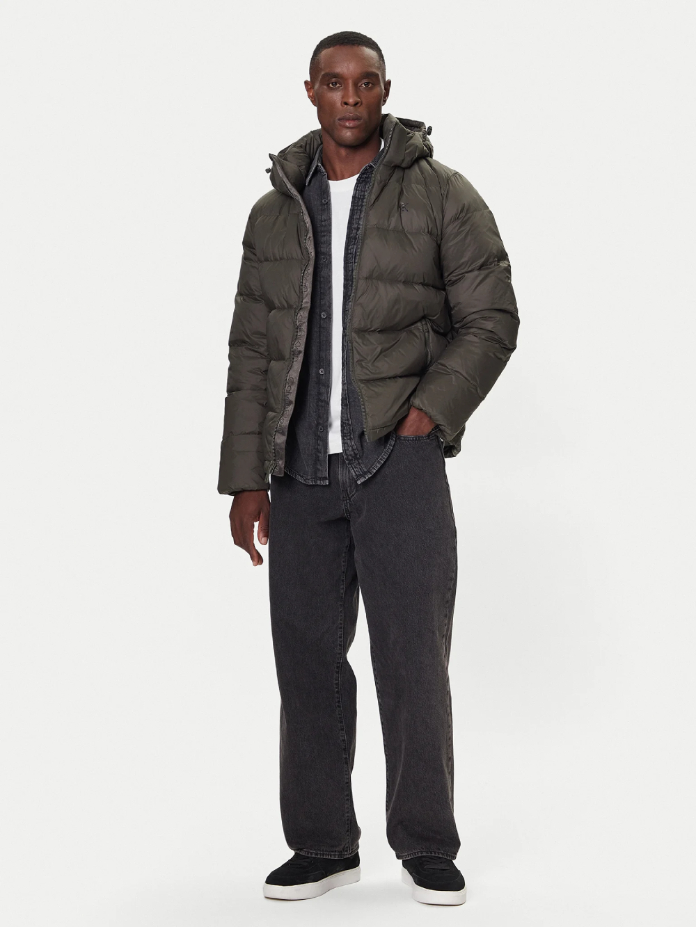 detail Calvin Klein pánska khaki bunda