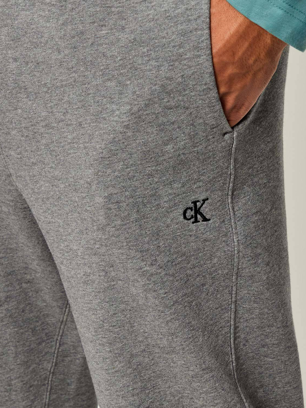detail Calvin Klein pánske šedé tepláky