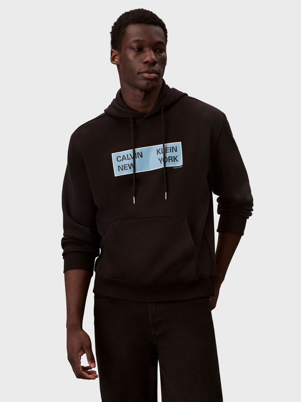 detail Calvin Klein pánska čierna mikina