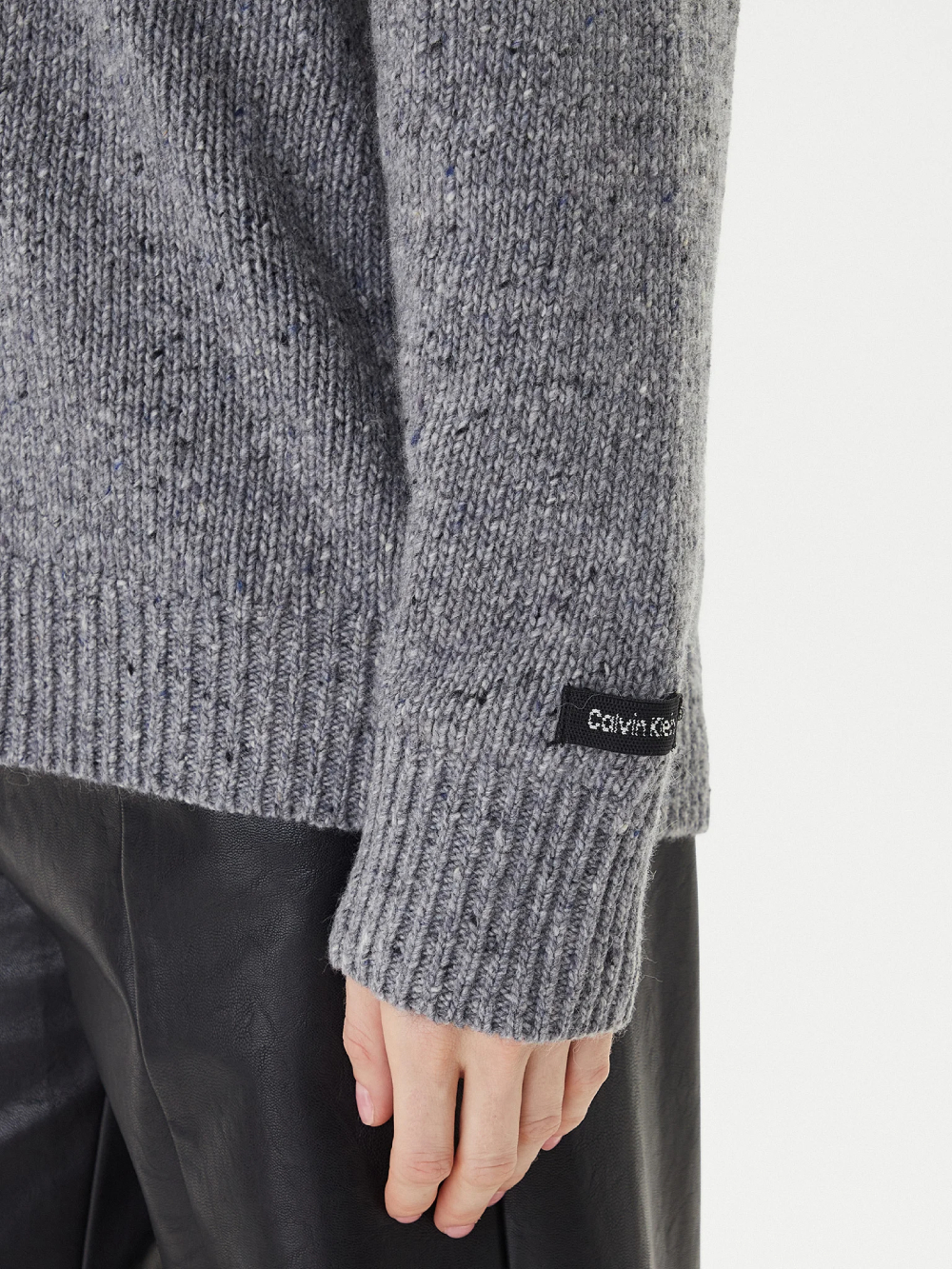 detail Calvin Klein dámsky šedý sveter