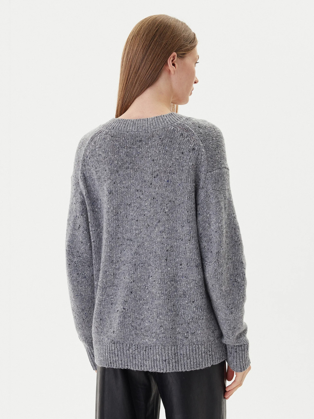 detail Calvin Klein dámsky šedý sveter