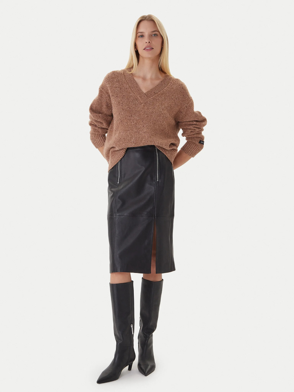 detail Calvin Klein dámsky hnedý sveter