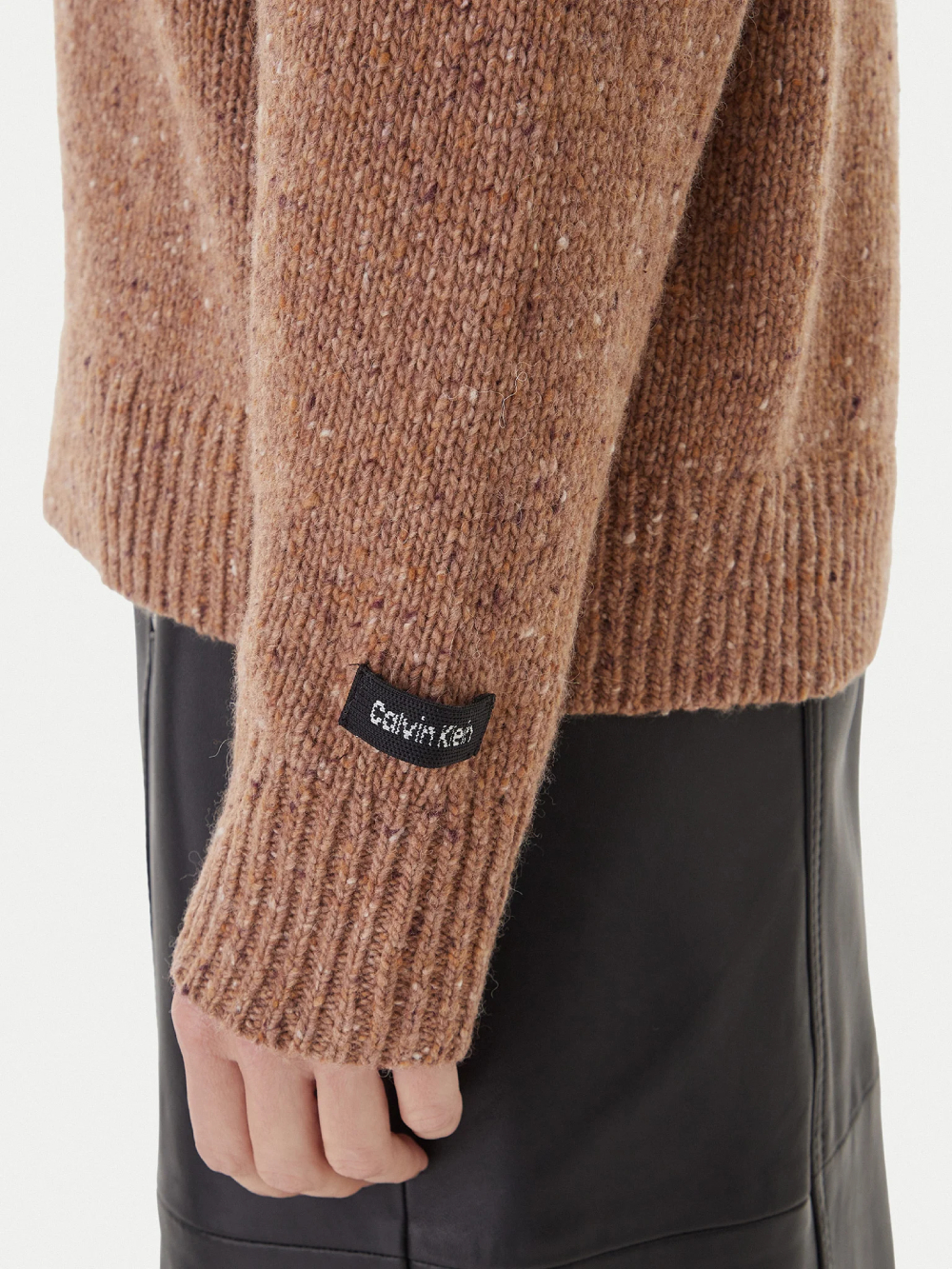 detail Calvin Klein dámsky hnedý sveter