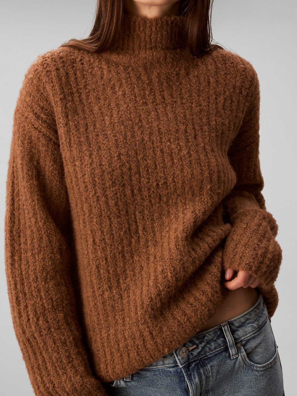 detail Calvin Klein dámsky hnedý sveter