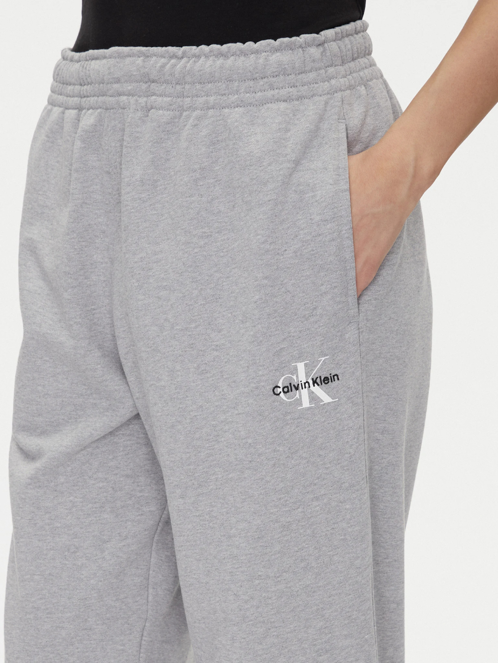 detail Calvin Klein dámske šedé tepláky