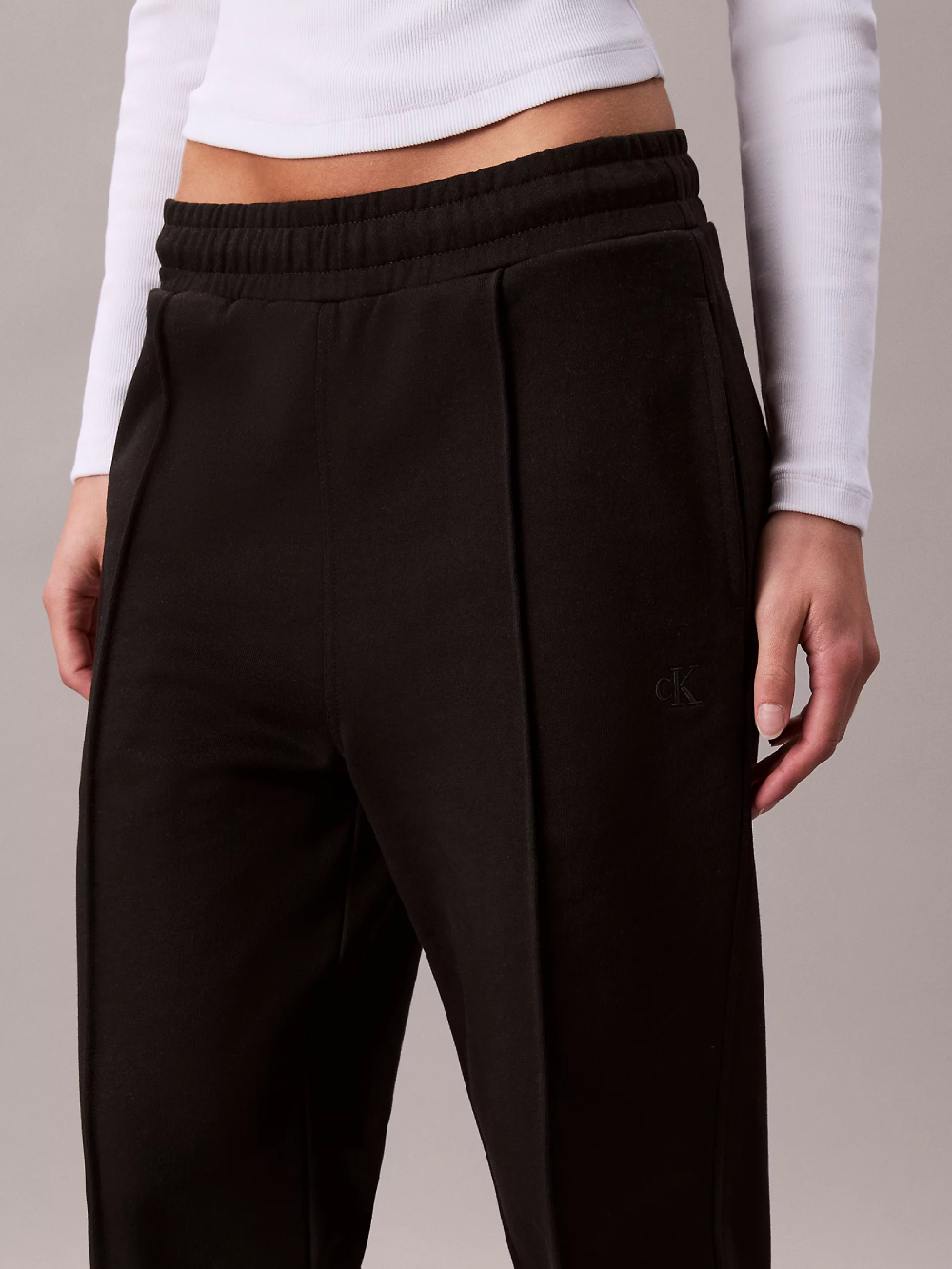 detail Calvin Klein dámske čierne tepláky
