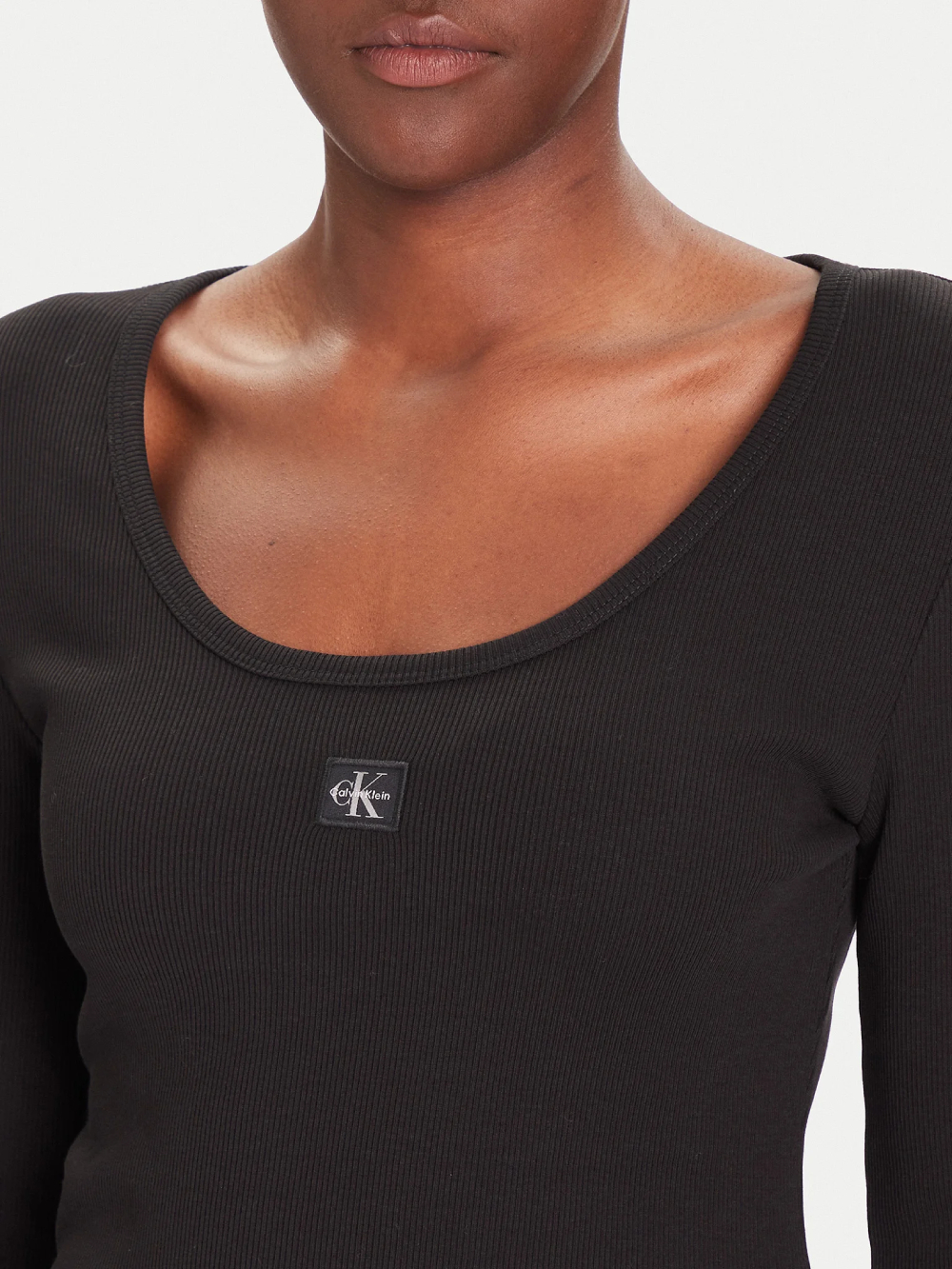 detail Calvin Klein dámske čierne tričko