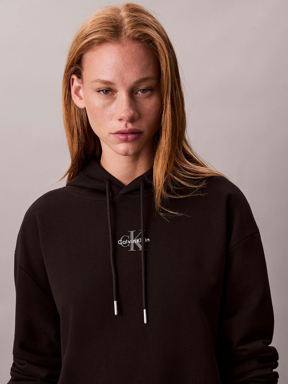 detail Calvin Klein dámske čierne mikinové šaty