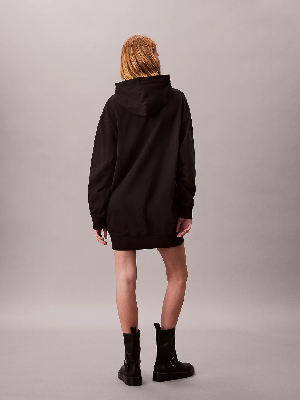 detail Calvin Klein dámske čierne mikinové šaty