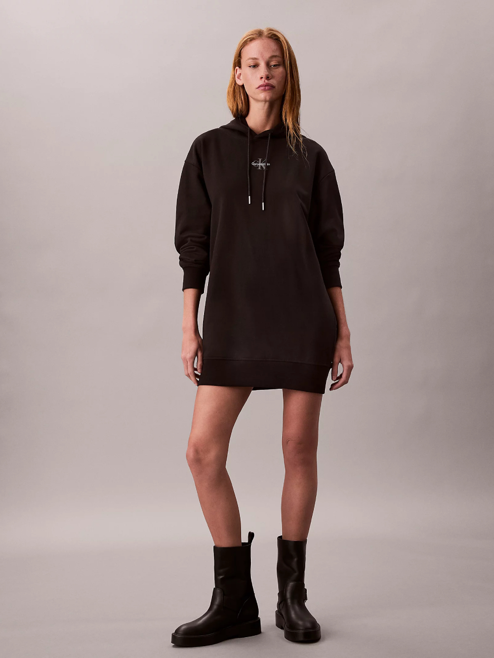 detail Calvin Klein dámske čierne mikinové šaty