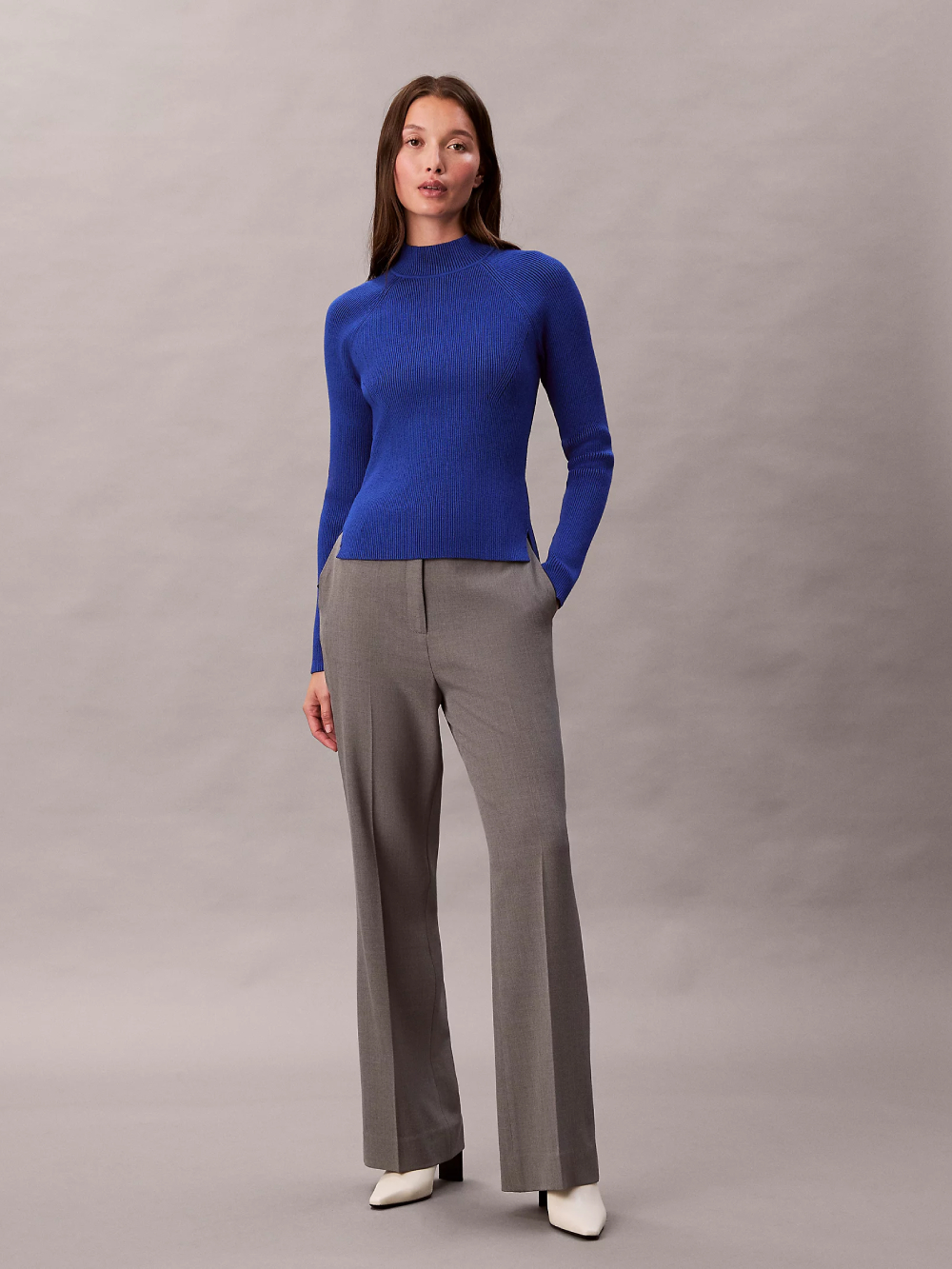 detail Calvin Klein dámsky modrý sveter