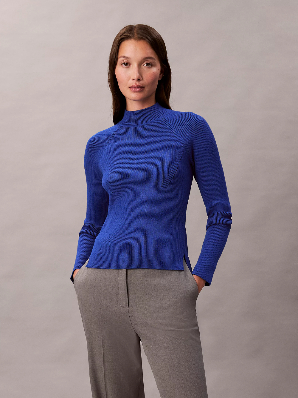 detail Calvin Klein dámsky modrý sveter