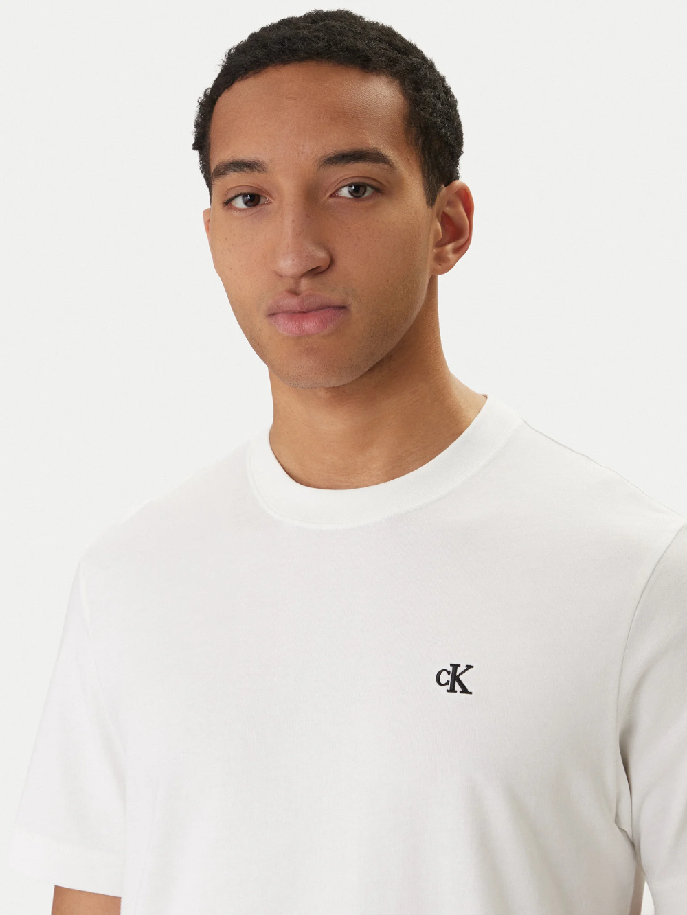 detail Calvin Klein pánske biele tričko