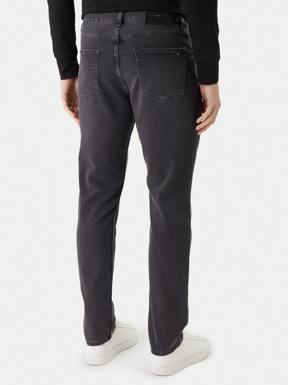 detail Tommy Hilfiger pánske tmavo šedé džínsy