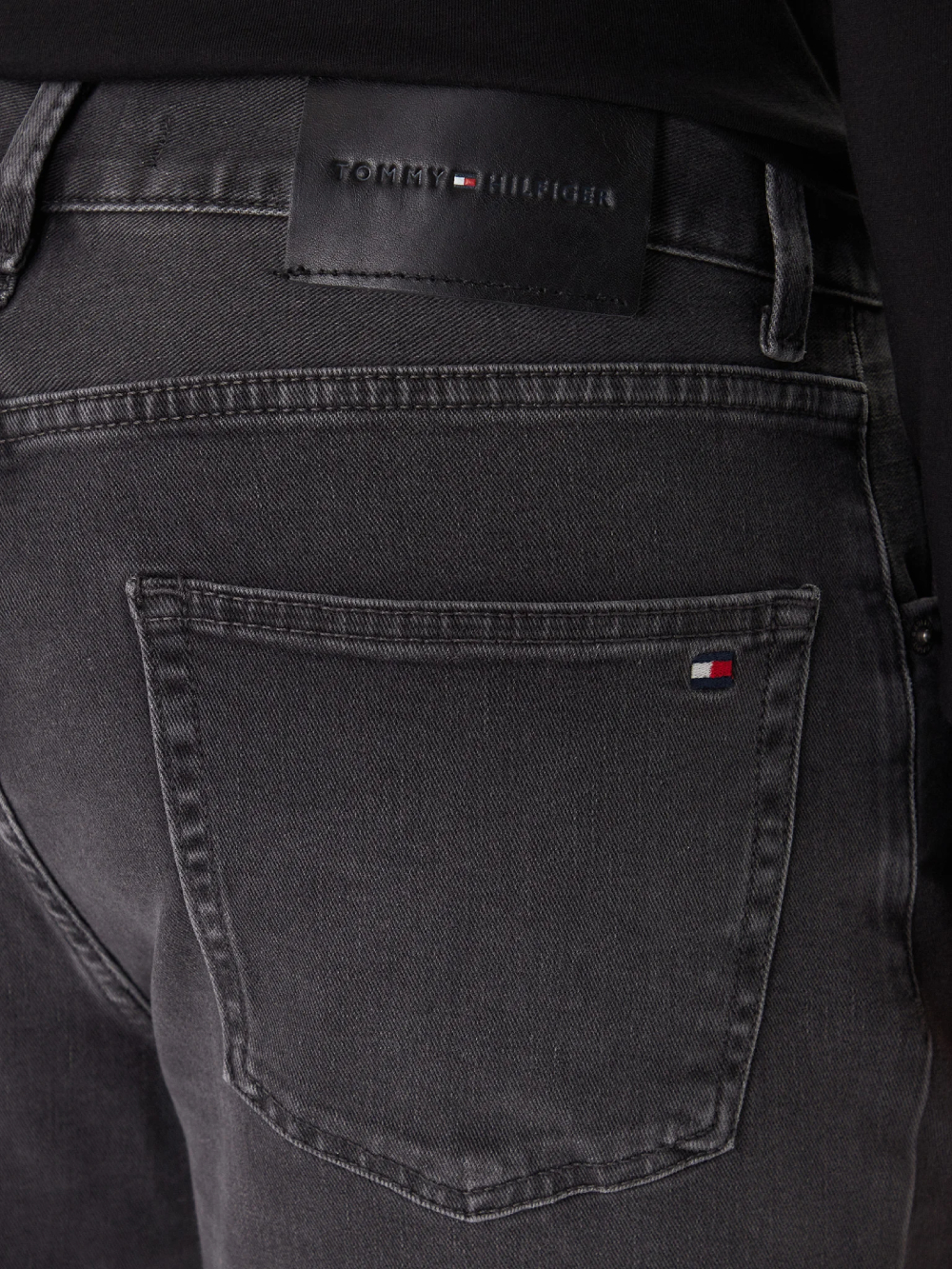 detail Tommy Hilfiger pánske tmavo šedé džínsy