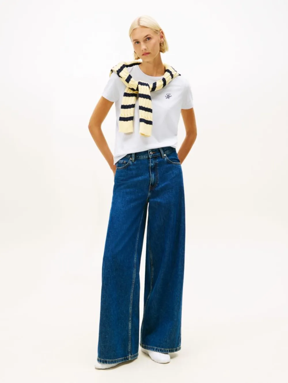 detail Tommy Hilfiger dámske svetlo modré tričko