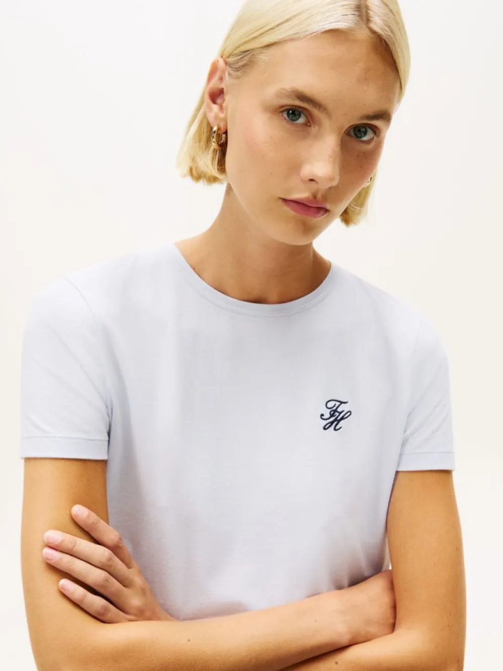 detail Tommy Hilfiger dámske svetlo modré tričko
