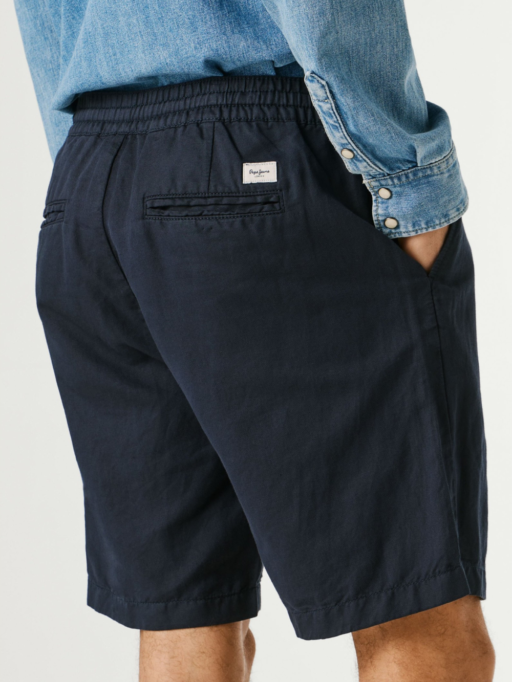detail Pepe Jeans pánske modré šortky