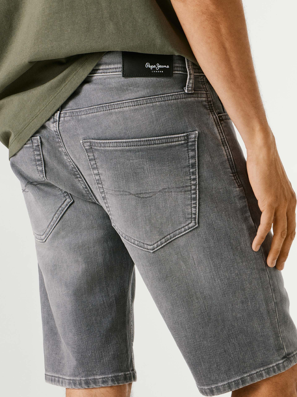 detail Pepe Jeans pánske šedé džínsové šortky 