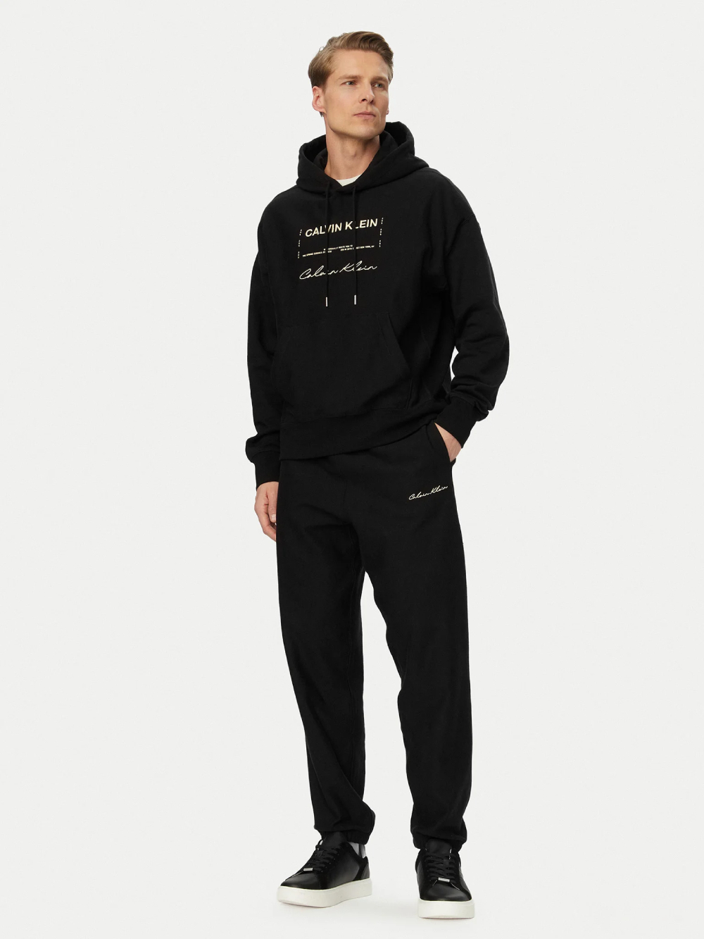 detail Calvin Klein pánska čierna mikina