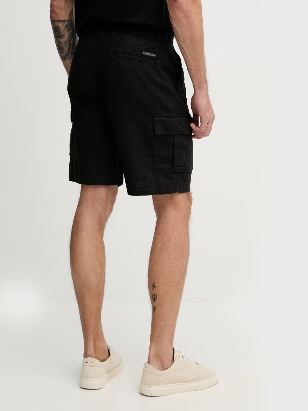 detail Calvin Klein pánske čierne cargo šortky